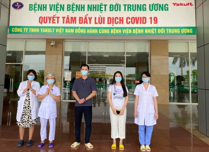 Kíp y tế đi cùng chuyến bay đón 116 công nhân mắc Covid-19 ở Guinea Xích Đạo về nước - Ảnh 2.