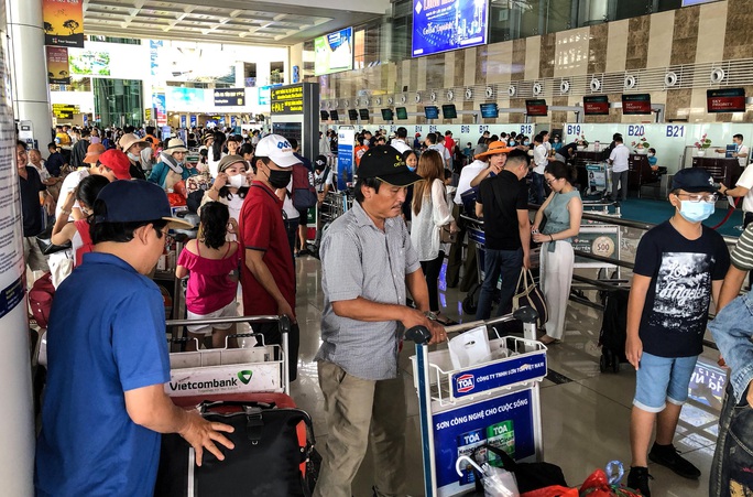 Hành khách vật vờ chờ  đợi ở sân bay Nội Bài trong mùa du lịch - Ảnh 12.