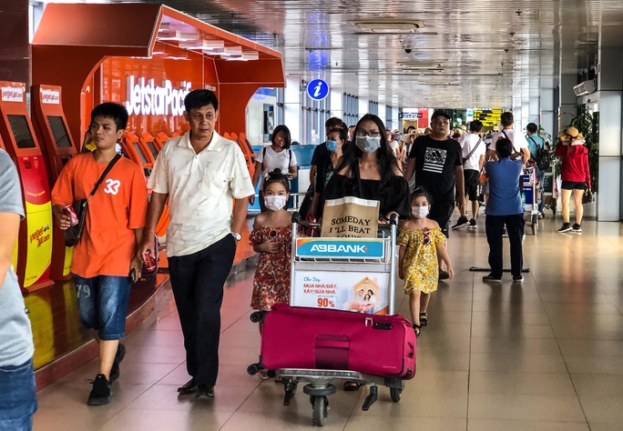 Hành khách vật vờ chờ  đợi ở sân bay Nội Bài trong mùa du lịch - Ảnh 13.
