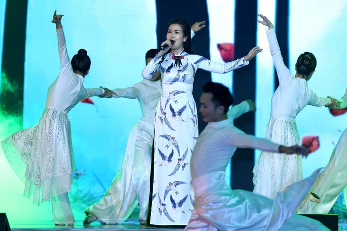 Ấn tượng chương trình nghệ thuật Tự hào thành phố mang tên Bác - Ảnh 7. Ấn tượng chương trình nghệ thuật Tự hào thành phố mang tên Bác - Ảnh 7.
