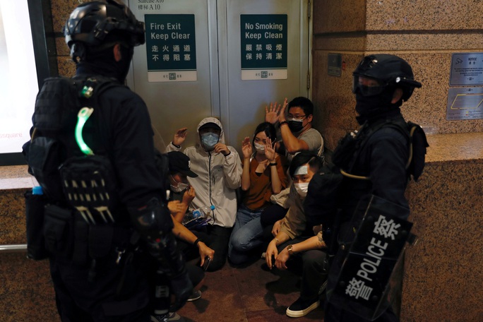 Cảnh sát Hồng Kông bắt nghi phạm biểu tình ngay trên máy bay - Ảnh 2.