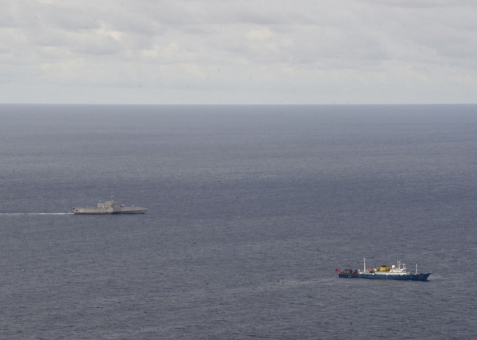 Tàu chiến Mỹ theo sát tàu khảo sát địa chất Trung Quốc ở biển Đông - Ảnh 1.