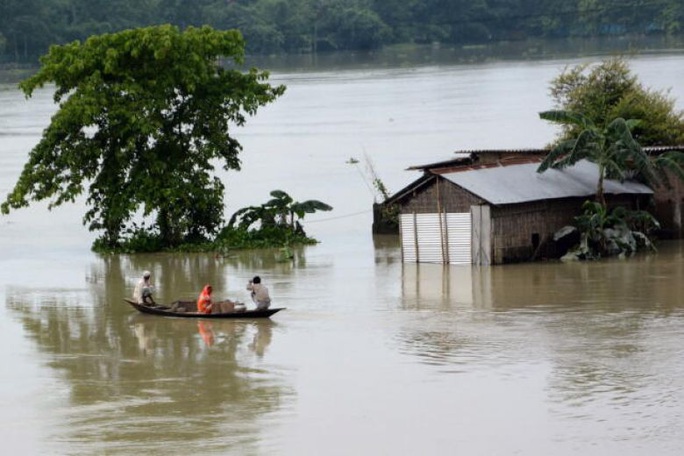 Trung Quốc hứng lũ lụt, láng giềng cũng không thoát - Ảnh 1.