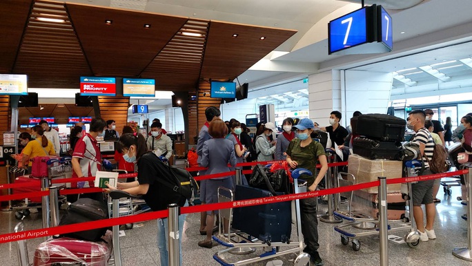 Tân Sơn Nhất đón hơn 300 người Việt từ Đài Loan - Ảnh 1. Tân Sơn Nhất đón hơn 300 người Việt từ Đài Loan - Ảnh 1.