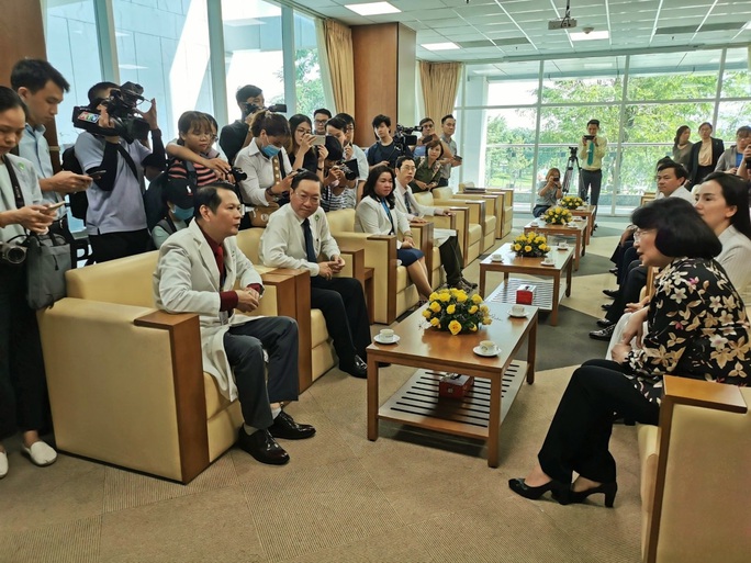 Phó Chủ tịch nước xúc động thăm 2 bé song sinh Trúc Nhi - Diệu Nhi - Ảnh 2.