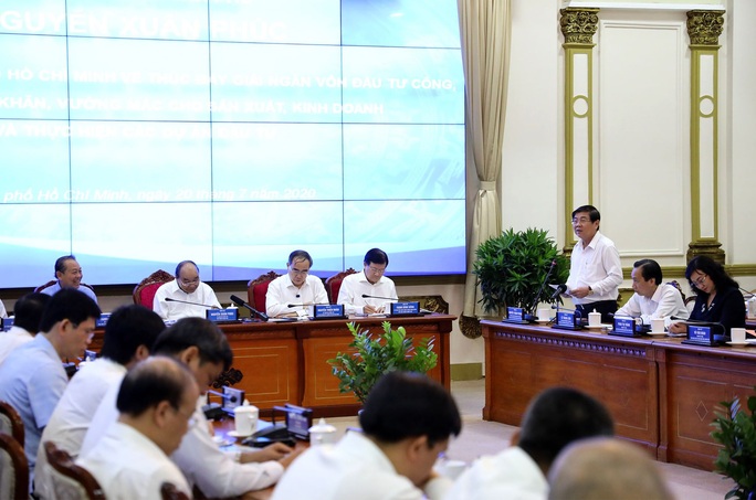 Thủ tướng Nguyễn Xuân Phúc làm việc với lãnh đạo TP HCM - Ảnh 2. Thủ tướng Nguyễn Xuân Phúc làm việc với lãnh đạo TP HCM - Ảnh 2.