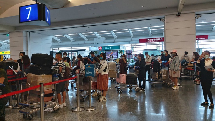 Tân Sơn Nhất đón hơn 300 người Việt từ Đài Loan - Ảnh 2. Tân Sơn Nhất đón hơn 300 người Việt từ Đài Loan - Ảnh 2.