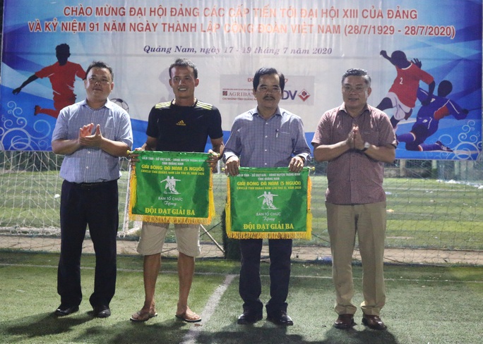 Đội bóng Công đoàn Ngành Xây dựng Quảng Nam đoạt cúp vô địch - Ảnh 1.