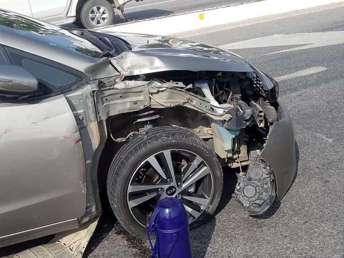 Va chạm với xe ôtô con, xe buýt mất lái lao xuống ruộng lật nghiêng - Ảnh 2. Va chạm với xe ôtô con, xe buýt mất lái lao xuống ruộng lật nghiêng - Ảnh 2.