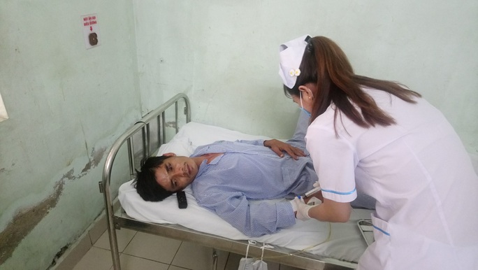 Vụ tai nạn thảm khốc ở Bình Thuận: Quặn lòng với học sinh tử nạn khi theo cha mua nón bảo hiểm về bán  - Ảnh 1.