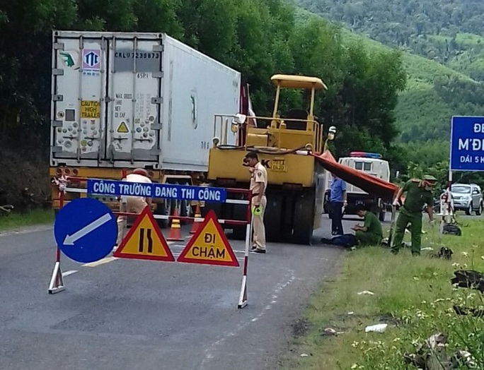 Hy hữu: Xe lu cán chết công nhân làm đường - Ảnh 1.