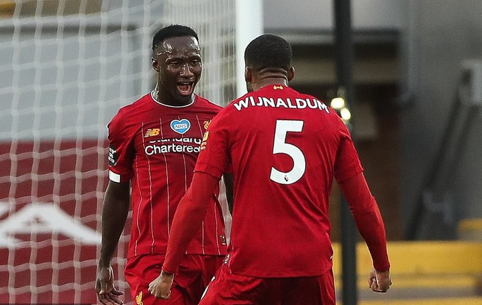 Vùi dập Chelsea, Liverpool tưng bừng nâng cúp vô địch ở Anfield - Ảnh 2. Vùi dập Chelsea, Liverpool tưng bừng nâng cúp vô địch ở Anfield - Ảnh 2.