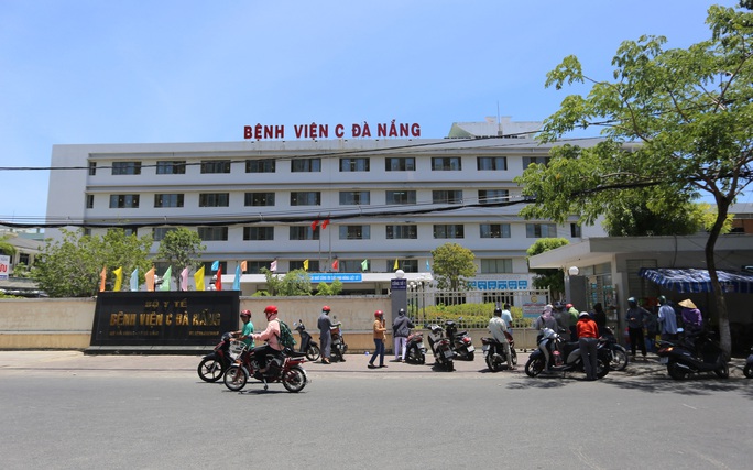 Nhân viên y tế đóng vai người vận chuyển ở bệnh viện bị phong tỏa tại Đà Nẵng - Ảnh 1. Nhân viên y tế đóng vai người vận chuyển ở bệnh viện bị phong tỏa tại Đà Nẵng - Ảnh 1.