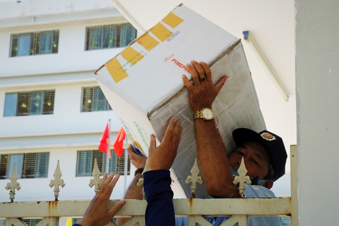 Nhân viên y tế đóng vai người vận chuyển ở bệnh viện bị phong tỏa tại Đà Nẵng - Ảnh 3. Nhân viên y tế đóng vai người vận chuyển ở bệnh viện bị phong tỏa tại Đà Nẵng - Ảnh 3.