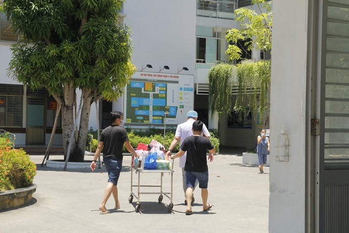 Nhân viên y tế đóng vai người vận chuyển ở bệnh viện bị phong tỏa tại Đà Nẵng - Ảnh 7. Nhân viên y tế đóng vai người vận chuyển ở bệnh viện bị phong tỏa tại Đà Nẵng - Ảnh 7.