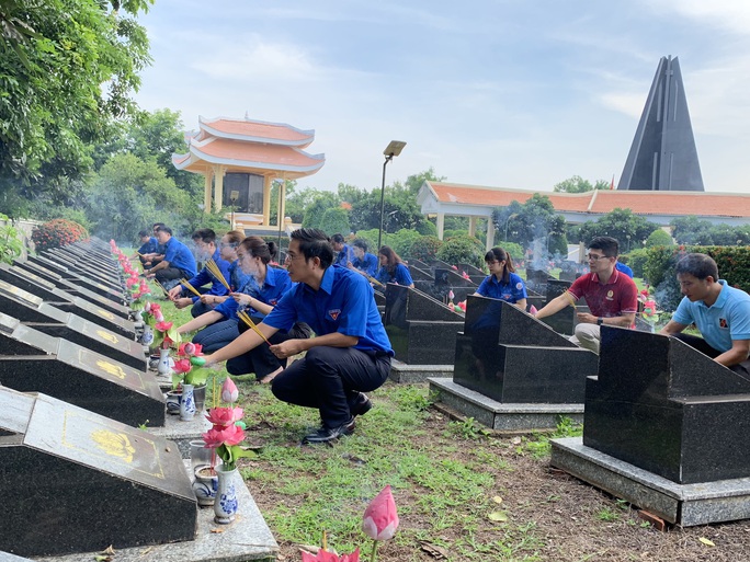 Đoàn viên dọn rác bãi biển Cần Giờ - Ảnh 1. Đoàn viên dọn rác bãi biển Cần Giờ - Ảnh 1.