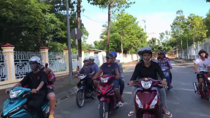 CLIP: Nhóm thanh niên chạy xe dàn hàng ngang, mở loa kẹo kéo gây náo loạn đường phố - Ảnh 2. CLIP: Nhóm thanh niên chạy xe dàn hàng ngang, mở loa kẹo kéo gây náo loạn đường phố - Ảnh 2.