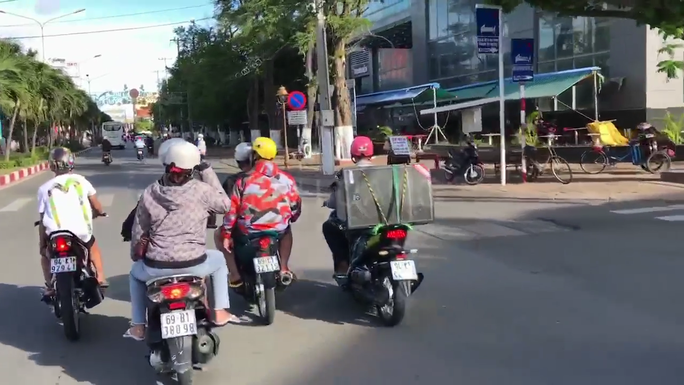 CLIP: Nhóm thanh niên chạy xe dàn hàng ngang, mở loa kẹo kéo gây náo loạn đường phố - Ảnh 3. CLIP: Nhóm thanh niên chạy xe dàn hàng ngang, mở loa kẹo kéo gây náo loạn đường phố - Ảnh 3.