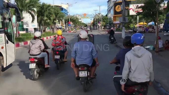 CLIP: Nhóm thanh niên chạy xe dàn hàng ngang, mở loa kẹo kéo gây náo loạn đường phố - Ảnh 4. CLIP: Nhóm thanh niên chạy xe dàn hàng ngang, mở loa kẹo kéo gây náo loạn đường phố - Ảnh 4.