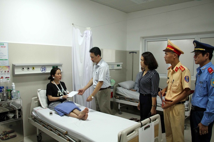 Nhiều lãnh đạo, cán bộ của Quảng Bình tử vong trong vụ lật xe thảm khốc - Ảnh 1. Nhiều lãnh đạo, cán bộ của Quảng Bình tử vong trong vụ lật xe thảm khốc - Ảnh 1.