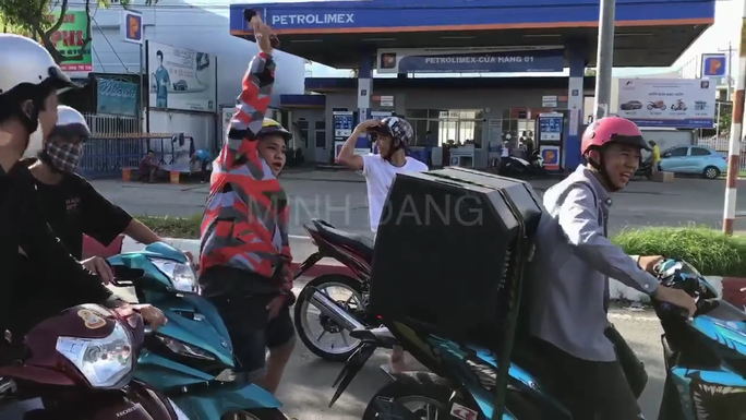 CLIP: Nhóm thanh niên chạy xe dàn hàng ngang, mở loa kẹo kéo gây náo loạn đường phố - Ảnh 6. CLIP: Nhóm thanh niên chạy xe dàn hàng ngang, mở loa kẹo kéo gây náo loạn đường phố - Ảnh 6.