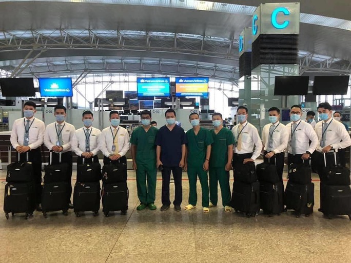 Chuyến bay đón 120 bệnh nhân Covid-19 ở Guinea Xích đạo đã cất cánh - Ảnh 5.
