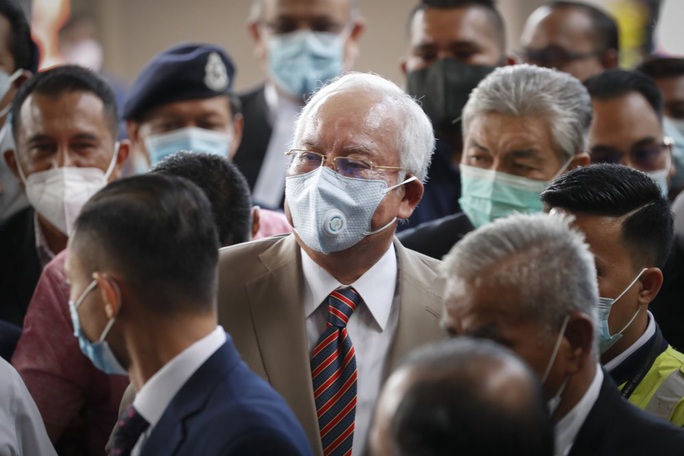 Cựu Thủ tướng Malaysia Najib lãnh 12 năm tù - Ảnh 1.