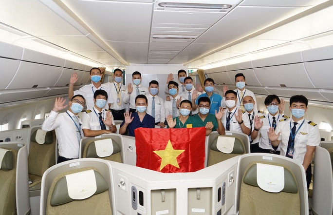 Bên trong chuyến bay đặc biệt đón 120 bệnh nhân Covid-19 từ Guinea Xích đạo về nước - Ảnh 2.