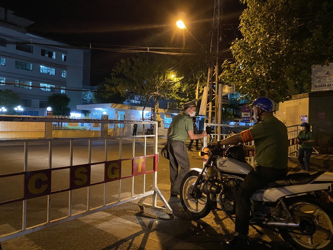 Cận cảnh phong tỏa chốt ra vào 3 bệnh viện lớn ở Đà Nẵng - Ảnh 9. Cận cảnh phong tỏa chốt ra vào 3 bệnh viện lớn ở Đà Nẵng - Ảnh 9.