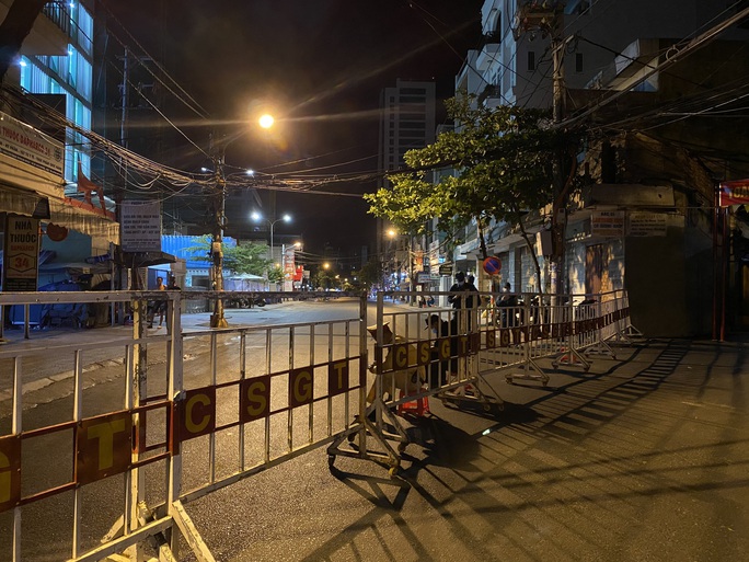 Cận cảnh phong tỏa chốt ra vào 3 bệnh viện lớn ở Đà Nẵng - Ảnh 6. Cận cảnh phong tỏa chốt ra vào 3 bệnh viện lớn ở Đà Nẵng - Ảnh 6.