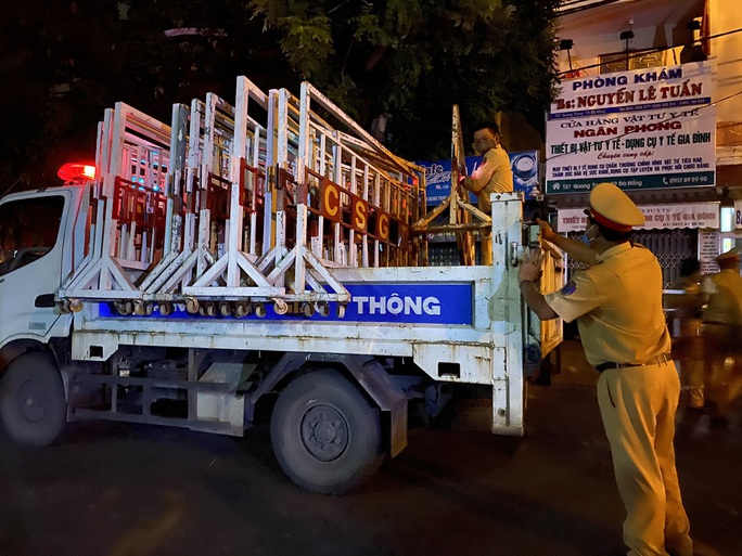 Cận cảnh phong tỏa chốt ra vào 3 bệnh viện lớn ở Đà Nẵng - Ảnh 2. Cận cảnh phong tỏa chốt ra vào 3 bệnh viện lớn ở Đà Nẵng - Ảnh 2.