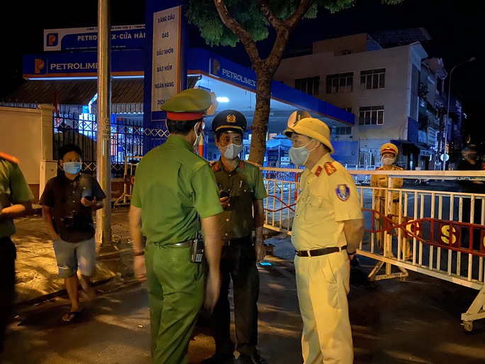 Cận cảnh phong tỏa chốt ra vào 3 bệnh viện lớn ở Đà Nẵng - Ảnh 3. Cận cảnh phong tỏa chốt ra vào 3 bệnh viện lớn ở Đà Nẵng - Ảnh 3.