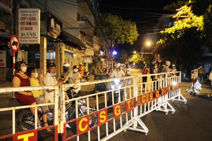 Cận cảnh phong tỏa chốt ra vào 3 bệnh viện lớn ở Đà Nẵng - Ảnh 5. Cận cảnh phong tỏa chốt ra vào 3 bệnh viện lớn ở Đà Nẵng - Ảnh 5.