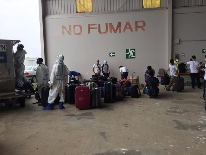 Cấp cứu 2 hành khách khó thở trên chuyến bay đón 129 bệnh nhân Covid-19 từ Guinea Xích đạo - Ảnh 4.