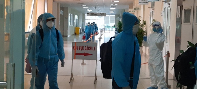 15 bệnh nhân sốt cao trên chuyến bay đón công dân từ Guinea Xích đạo về nước - Ảnh 13.