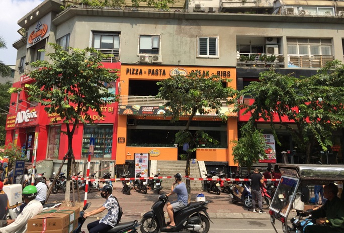 CLIP: Hà Nội phong toả cửa hàng pizza có nhân viên nghi mắc Covid-19 từ Đà Nẵng về - Ảnh 10.