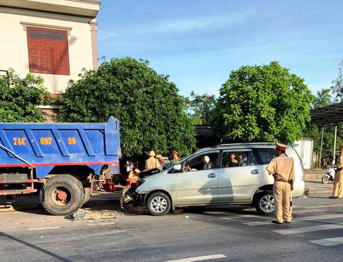 Tông xe ben đỗ bên đường văng cả mét, 4 người trên ô tô nhập viện - Ảnh 1.