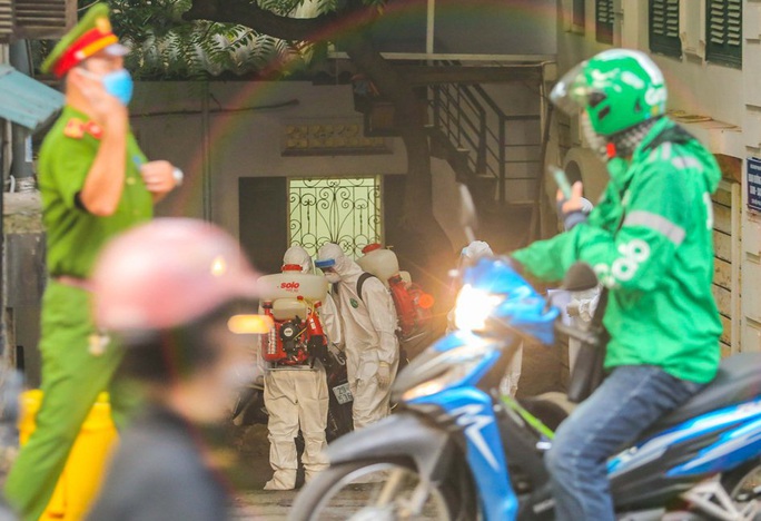 Cận cảnh phun khử khuẩn nơi có ca bệnh 459 đi Đà Nẵng về - Ảnh 3.