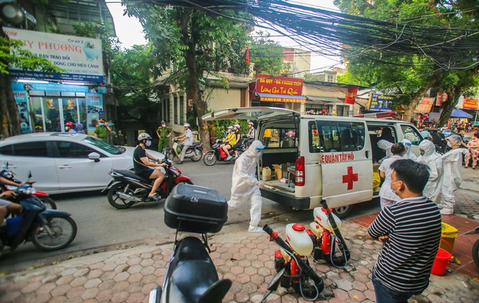 Cận cảnh phun khử khuẩn nơi có ca bệnh 459 đi Đà Nẵng về - Ảnh 4.
