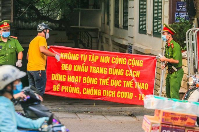 Cận cảnh phun khử khuẩn nơi có ca bệnh 459 đi Đà Nẵng về - Ảnh 5.
