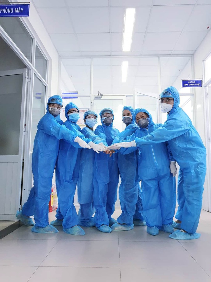 Chùm ảnh: Một ngày bận rộn của đội ngũ y bác sĩ BV Đà Nẵng trong khu phong tỏa - Ảnh 9.