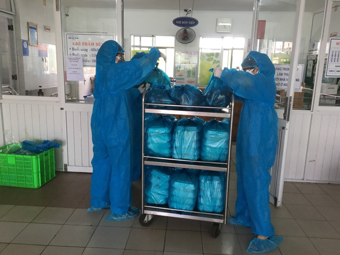 Chùm ảnh: Một ngày bận rộn của đội ngũ y bác sĩ BV Đà Nẵng trong khu phong tỏa - Ảnh 2.