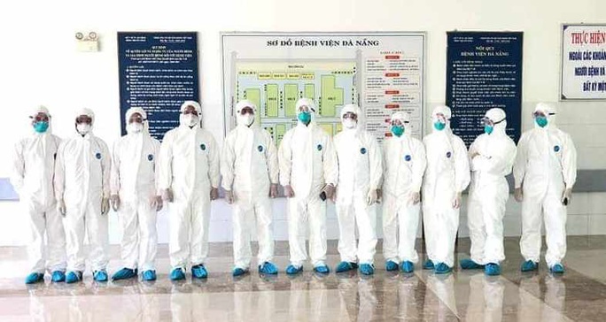 Chùm ảnh: Một ngày bận rộn của đội ngũ y bác sĩ BV Đà Nẵng trong khu phong tỏa - Ảnh 5.