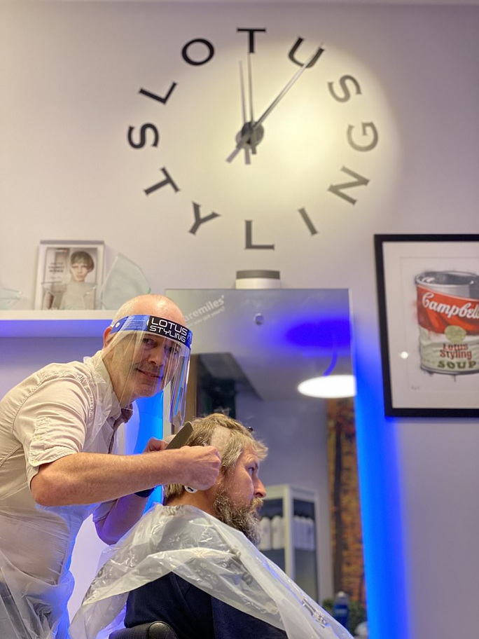 Ngày hội cắt tóc ở Anh: Nửa đêm đi xếp hàng, cửa tiệm nhấp kéo đến sáng - Ảnh 6.