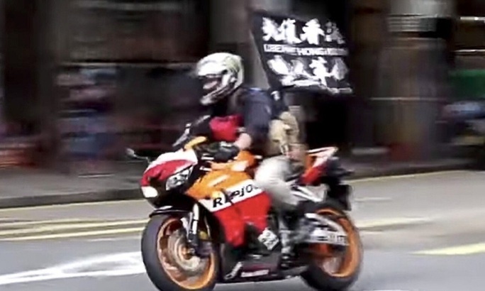 Thanh niên Hồng Kông lái môtô tông cảnh sát bị truy tố theo luật an ninh mới - Ảnh 1.