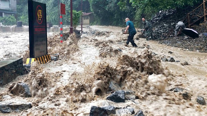 Lũ lên cao, Trung Quốc gồng mình hứng thêm đợt mưa lớn mới - Ảnh 4. Lũ lên cao, Trung Quốc gồng mình hứng thêm đợt mưa lớn mới - Ảnh 4.