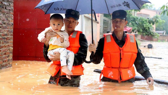 Mưa lũ tiếp tục càn quét Nhật Bản, Trung Quốc - Ảnh 2.
