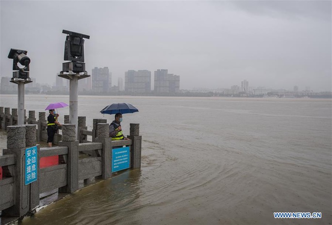 Trung Quốc: Mưa lớn xối xả, Vũ Hán mênh mông nước lụt - Ảnh 5.
