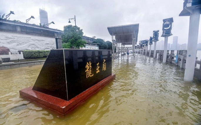 Trung Quốc nâng mức cảnh báo mưa bão - Ảnh 4.