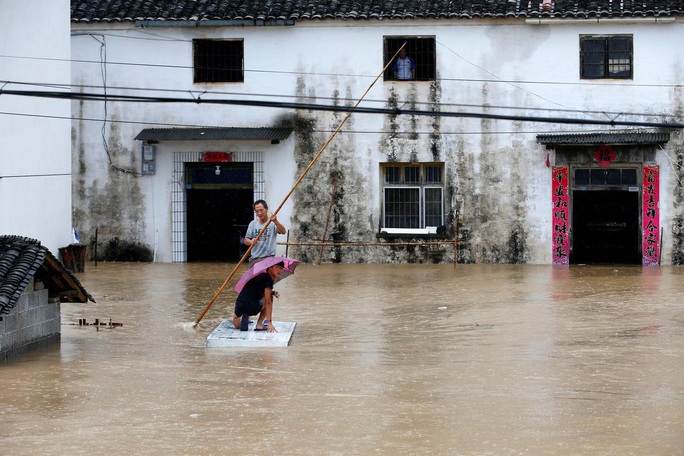Trung Quốc nâng mức cảnh báo mưa bão - Ảnh 1.